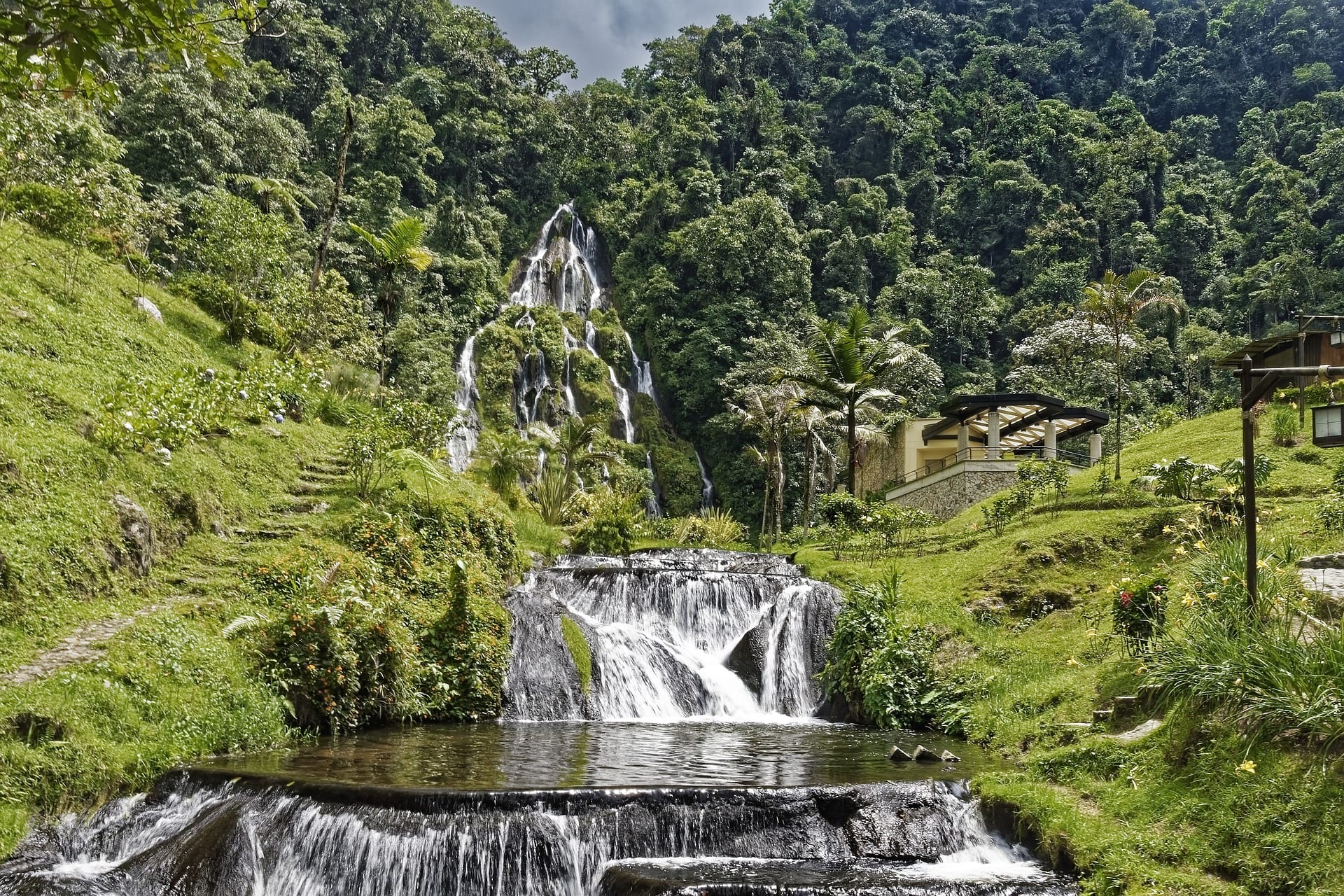 Cascada entre el bosque húmedo de montaña