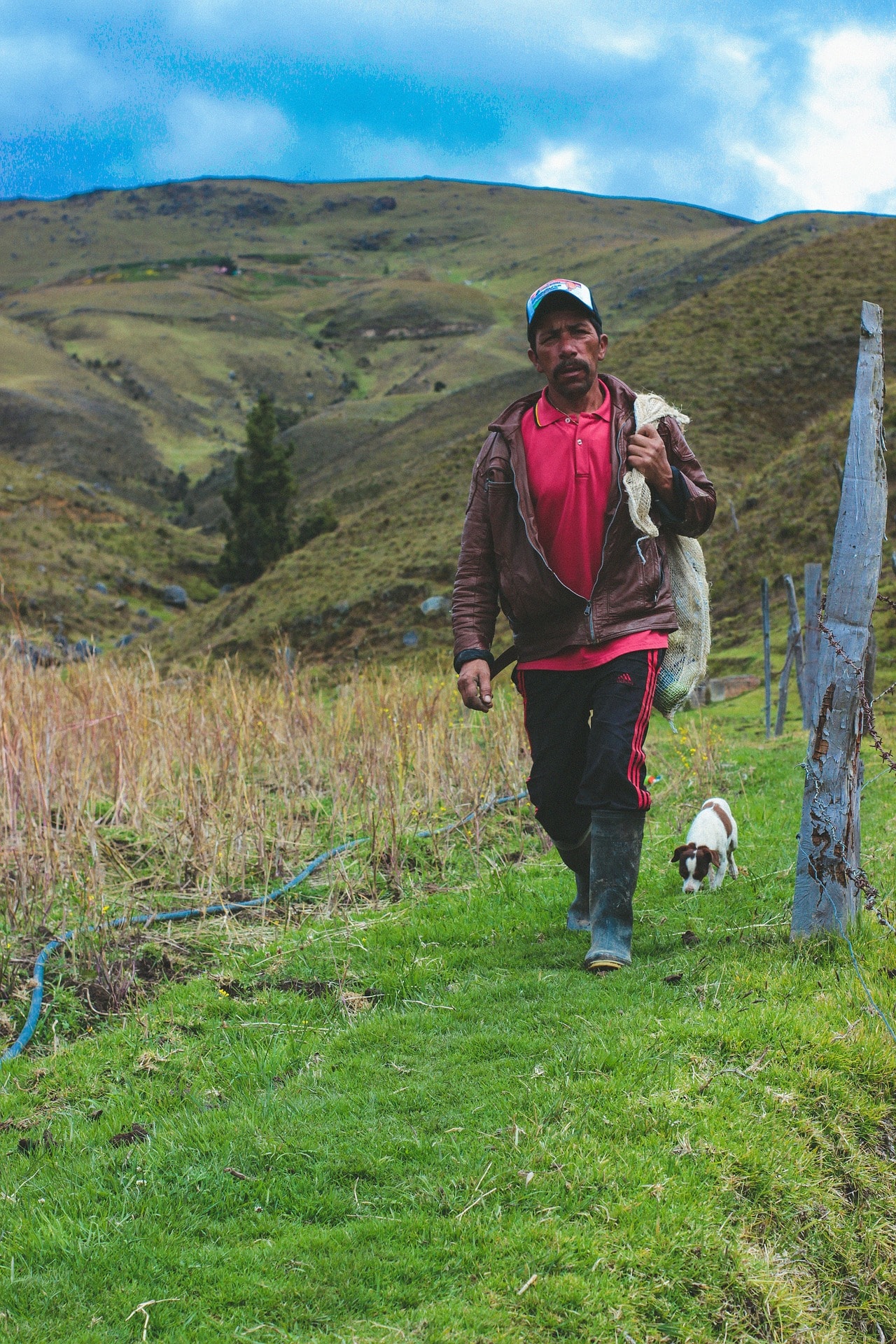 Campesino colombiano trabajando en el campo